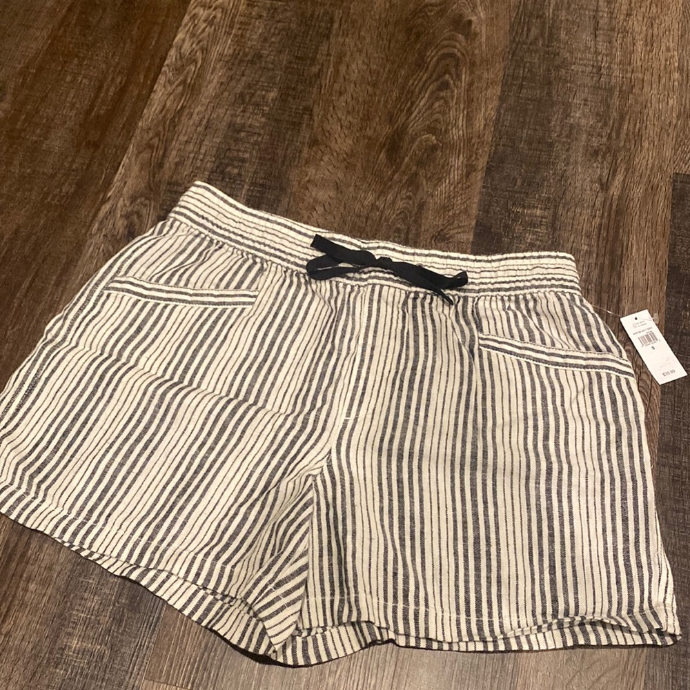 Gap women’s linen blend short. Size small. New with tags. Adjustable waistband